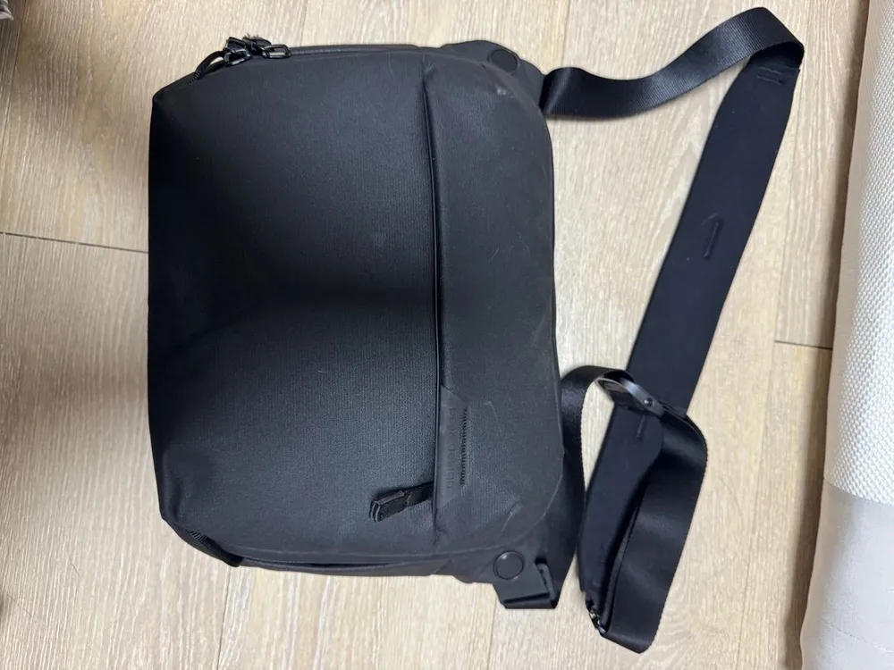 EOS R 바디, RF 24-105 F4 L렌즈, RF 35 F1.8, 픽디자인 슬링백 6L, 레오포토LY-224c 이미지