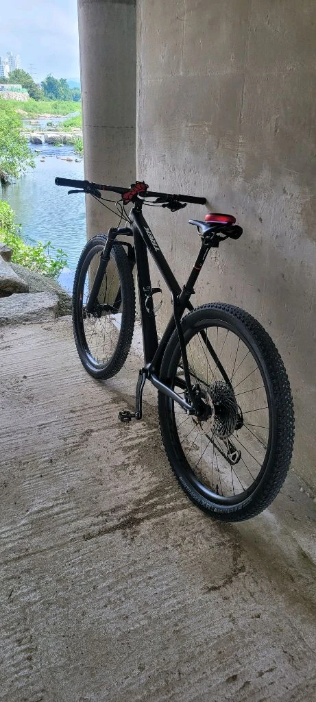 풀카본 MTB 자전거 이미지