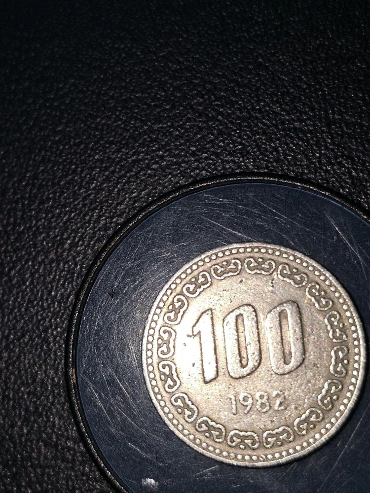 1982년에 발행된 100원 동전 이미지