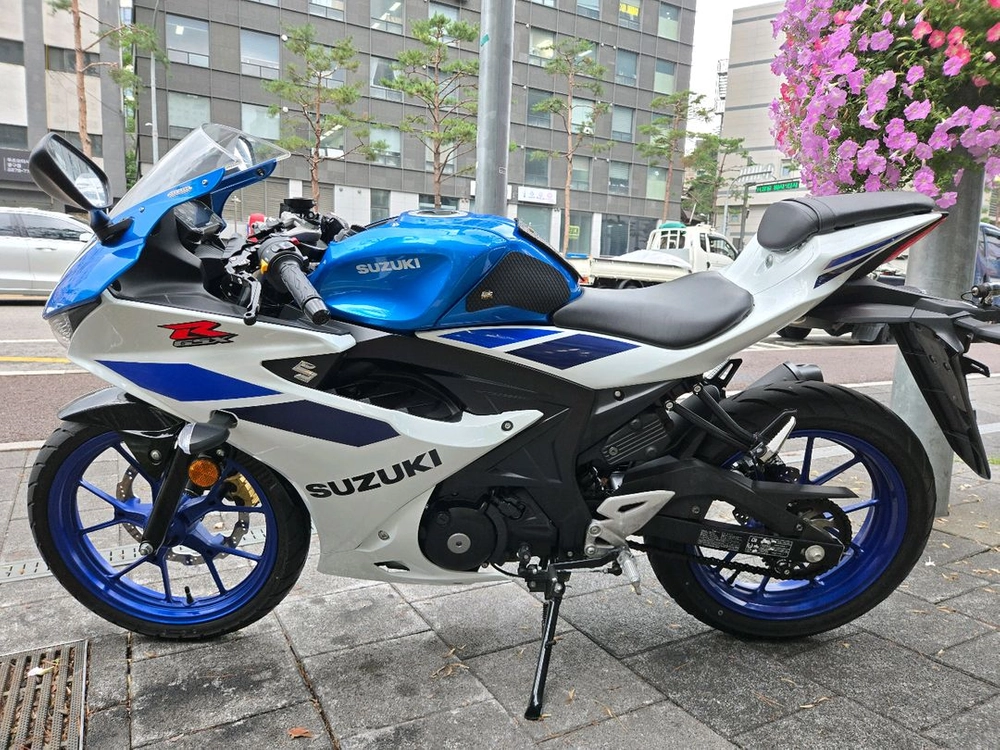스즈키 GSX R125 25년식 화이트 중고 판매 이미지
