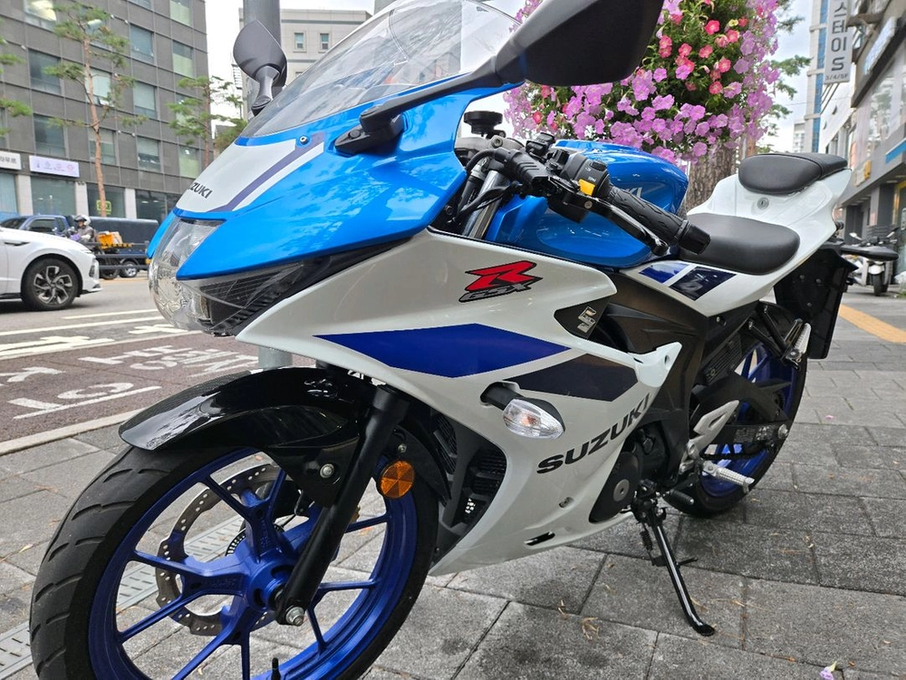 스즈키 GSX R125 25년식 화이트 중고 판매 이미지