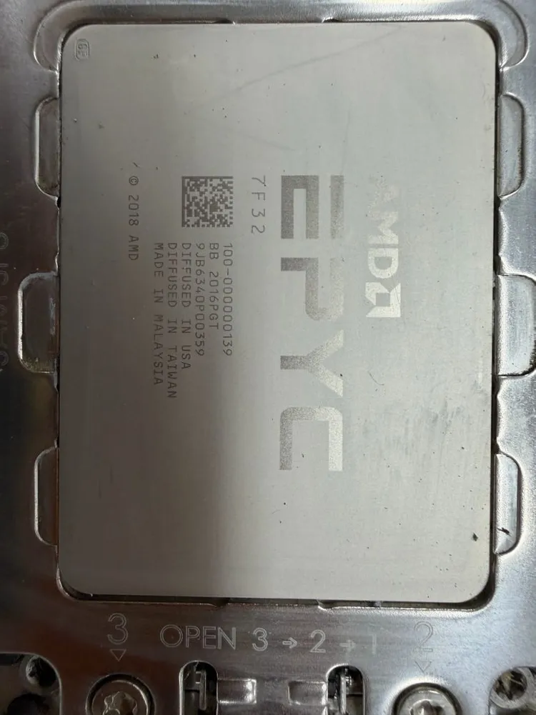 AMD EPYC 7F32 이미지
