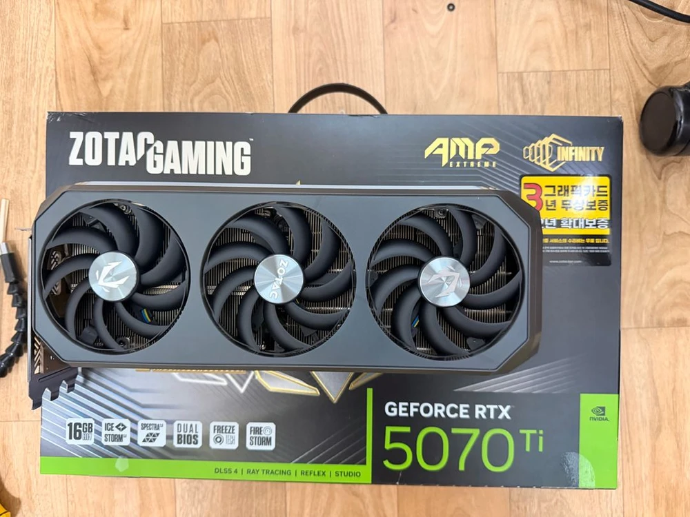 RTX 5070 Ti 조텍 amp 그래픽카드 이미지