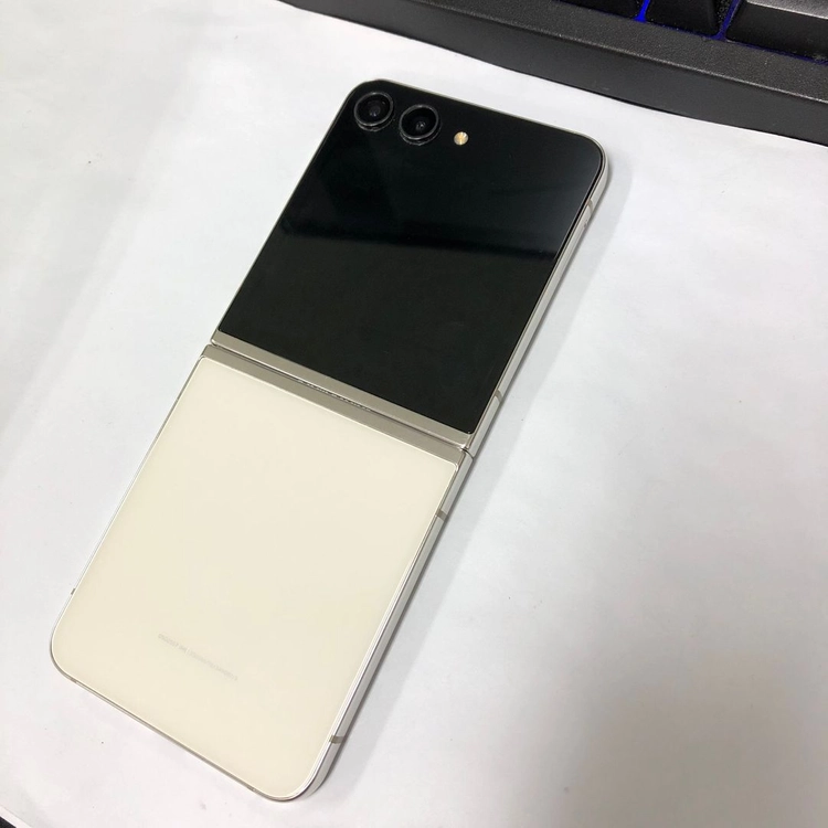 AA급 기능정상) 갤럭시 Z플립5 256GB 화이트 SK 무잔상 중고폰 215171 이미지