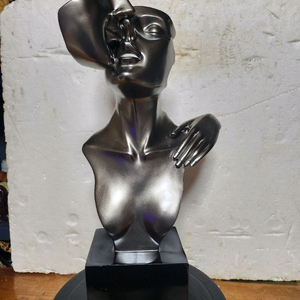 연인 키스 조각상 이미지