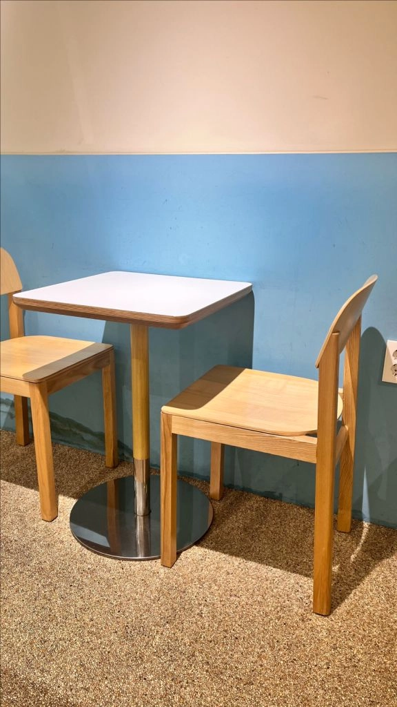 화이트 우드 상판 테이블 이미지