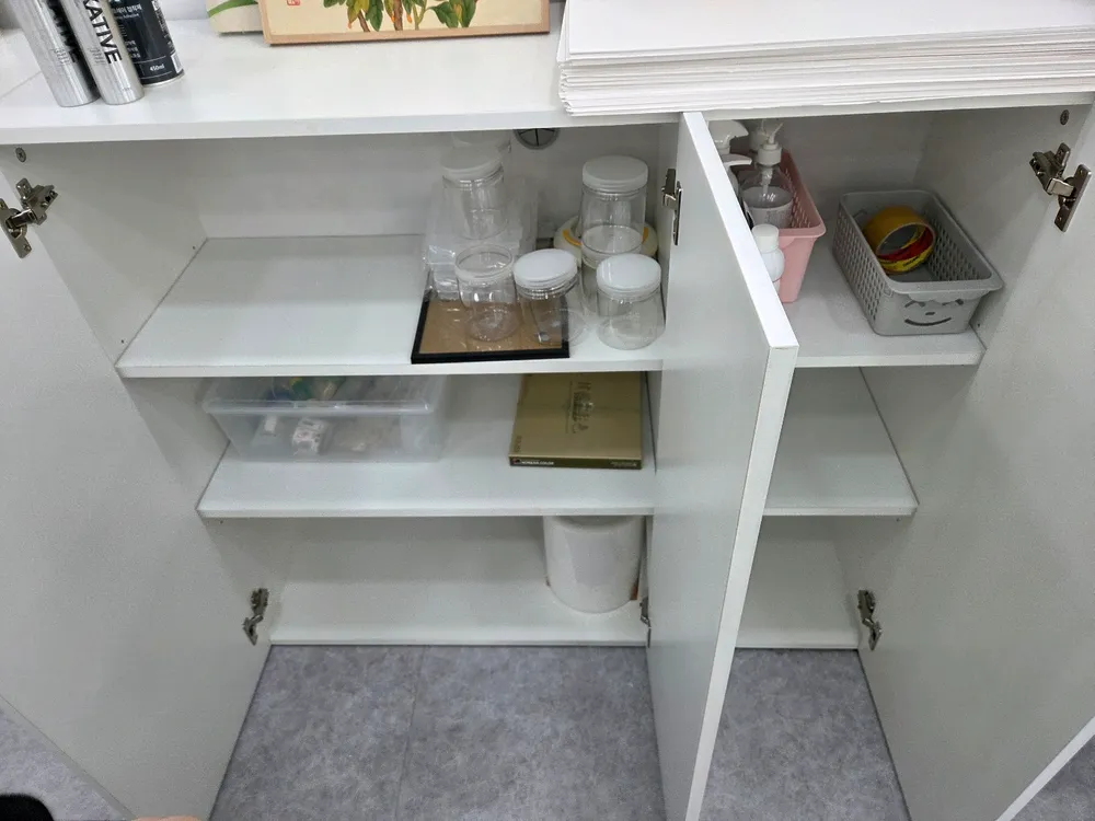 화이트 수납장 이미지