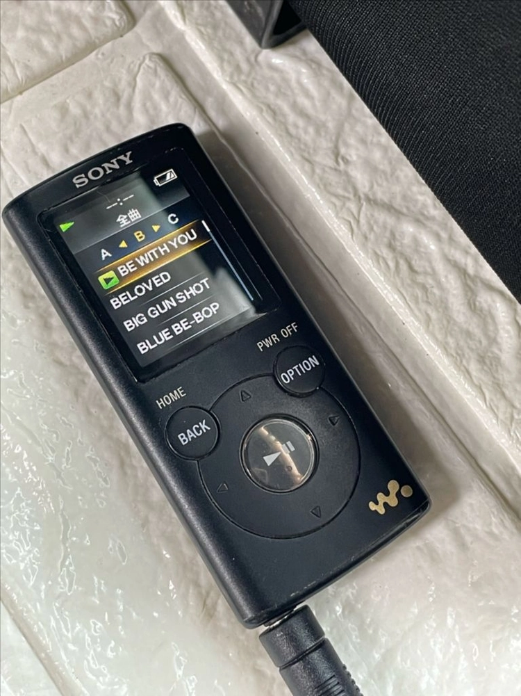 소니 워크맨 MP3 플레이어 + 로지텍 스피커독 이미지