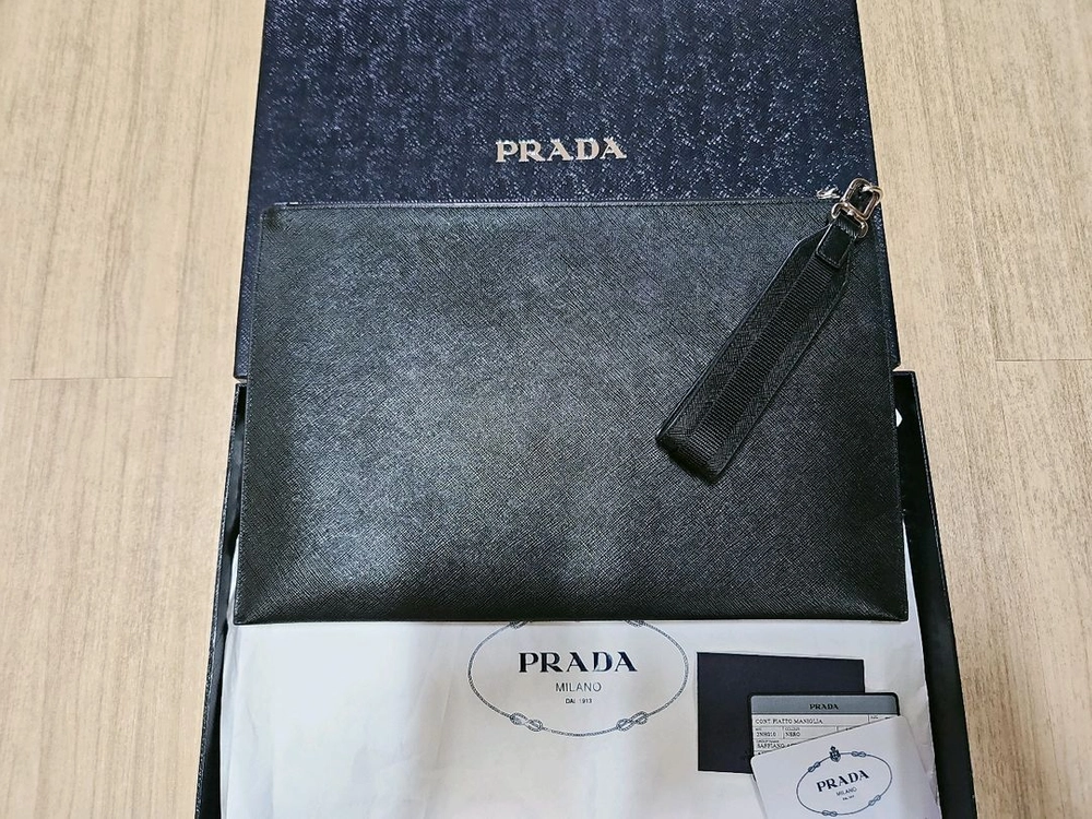 프라다 사피아노 클러치백 62만원에 판매 합니다 이미지