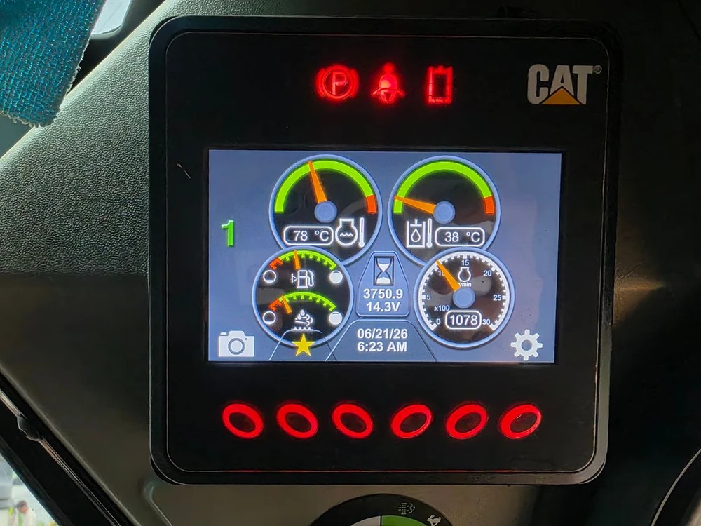 캐타필라 CAT272D3 2023년식 3700시간 파쇄기 청소솔 중고스키로더 판매 이미지