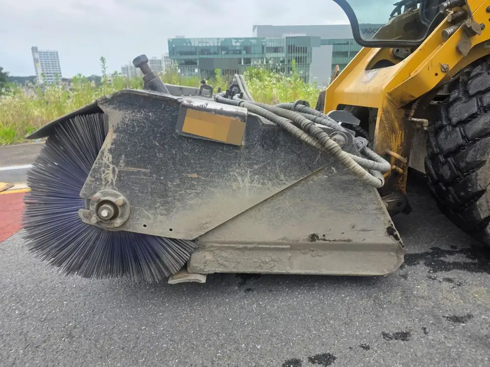 캐타필라 CAT272D3 2023년식 3700시간 파쇄기 청소솔 중고스키로더 판매 이미지