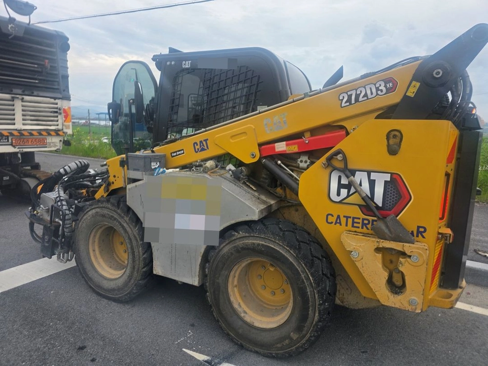 캐타필라 CAT272D3 2023년식 3700시간 파쇄기 청소솔 중고스키로더 판매 이미지