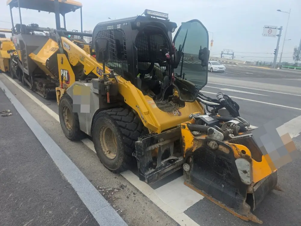캐타필라 CAT272D3 2023년식 3700시간 파쇄기 청소솔 중고스키로더 판매 이미지