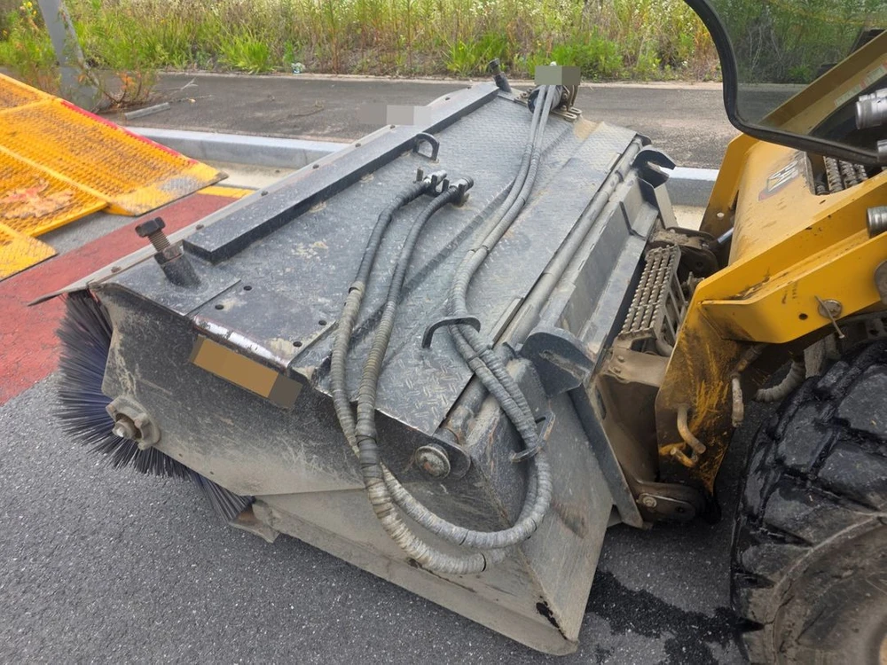 캐타필라 CAT272D3 2023년식 3700시간 파쇄기 청소솔 중고스키로더 판매 이미지