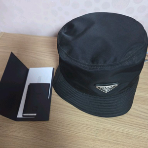 프라다 리나일론 버킷햇 이미지
