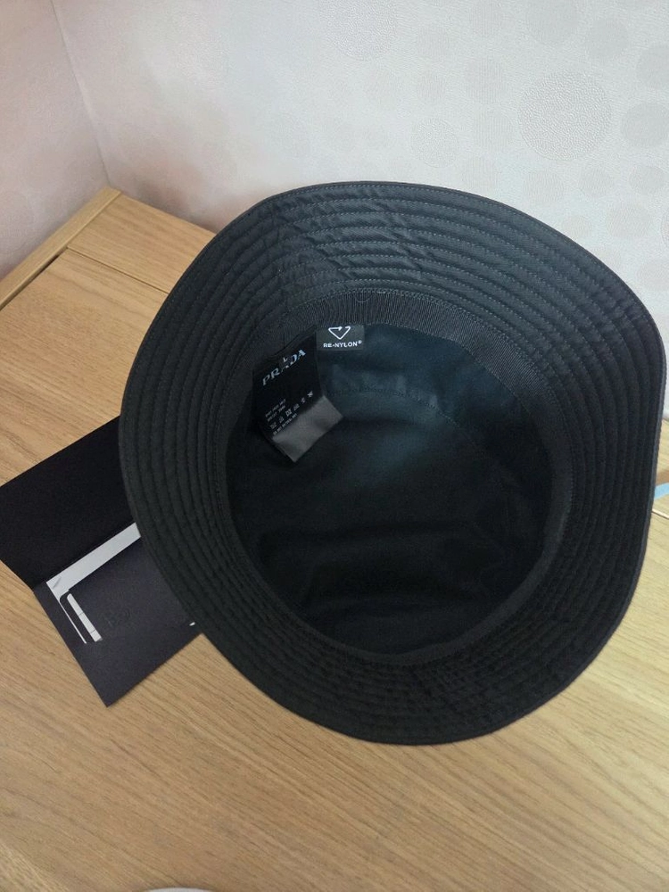 프라다 리나일론 버킷햇 이미지