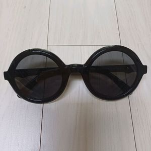 몽클레어 블랙 선글라스 이미지