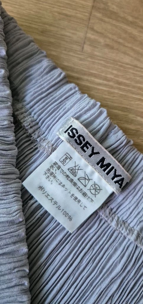 이세이미야케 플리츠플리즈ISSEYMIYAKE 해칭플리츠 팬츠+플리츠탑 이미지