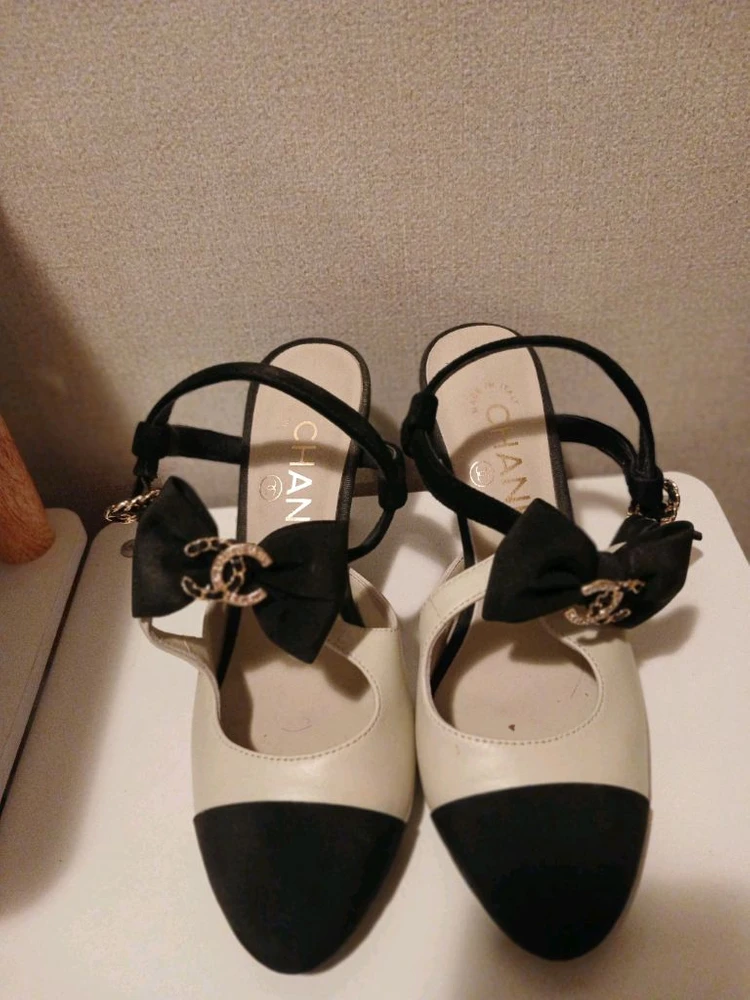 샤넬 투톤 리본로고 스트랩 하이힐 이미지