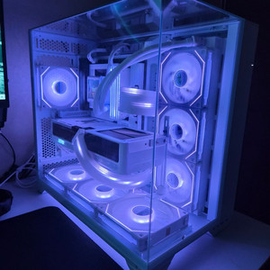 화이트 PC 데스크탑 판매합니다. RTX5070ti, I7-14700K 안미르님 셋업 이미지