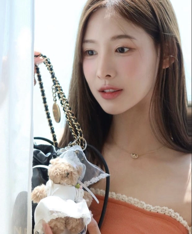 디올 로즈드방 옐로우골드 다이아 목걸이 이미지