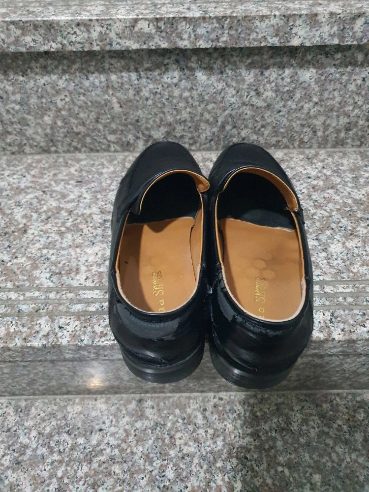 기본 블랙 색상 로퍼280사이즈 택포2만원에 판매합니다 이미지