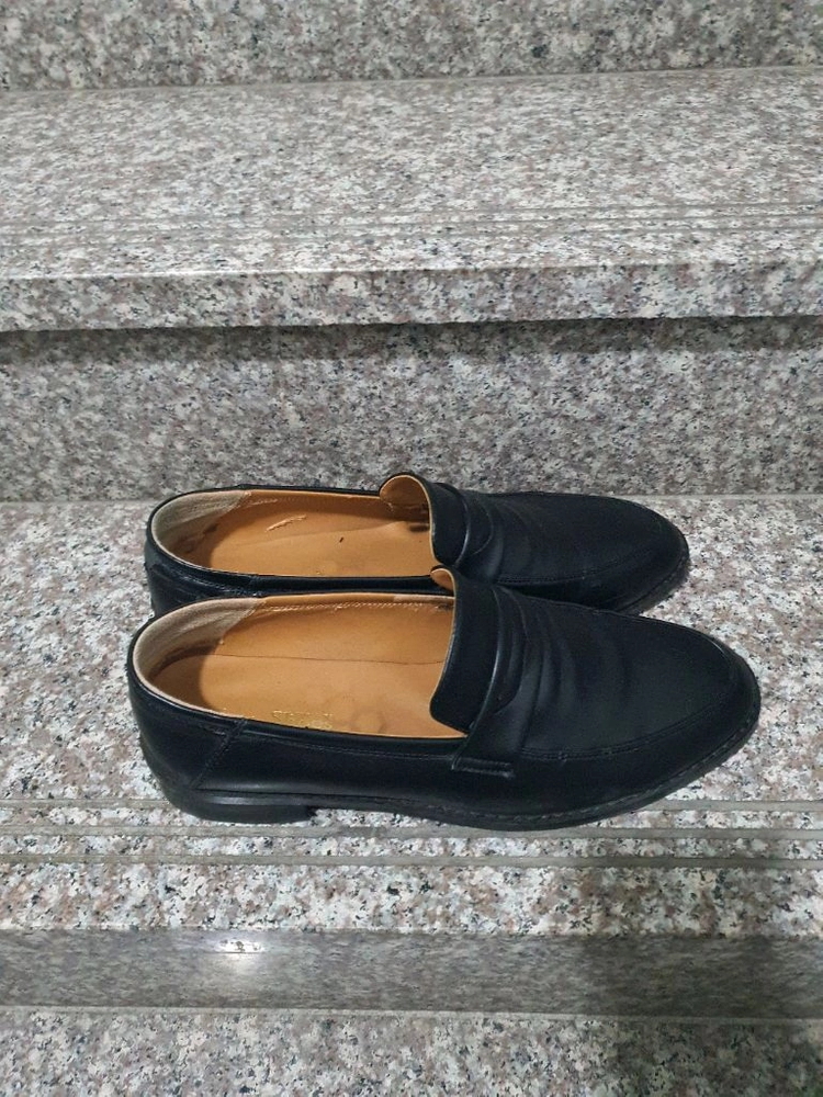 기본 블랙 색상 로퍼280사이즈 택포2만원에 판매합니다 이미지
