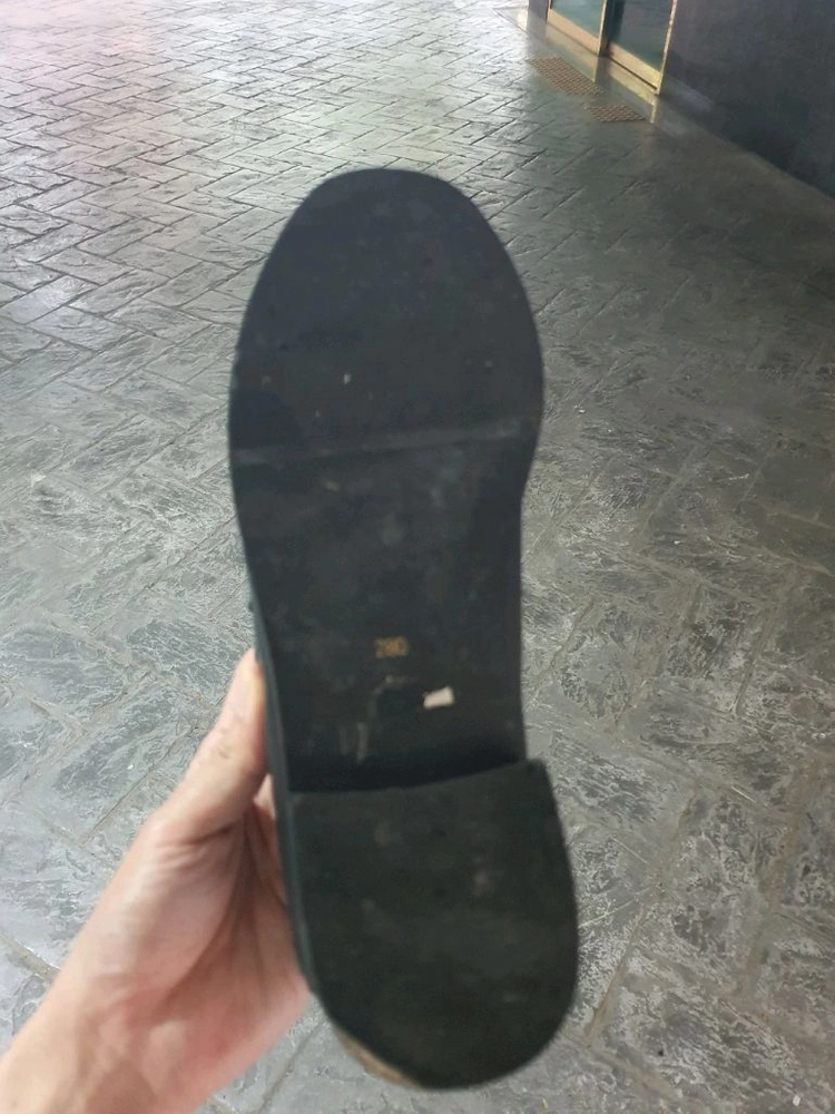 기본 블랙 색상 로퍼280사이즈 택포2만원에 판매합니다 이미지