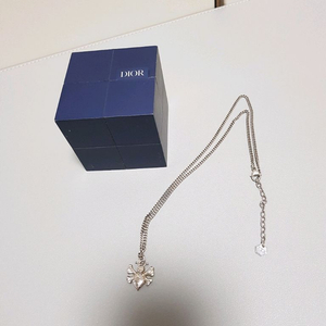 디올 숀스투시 꿀벌 펜던트 목걸이 이미지