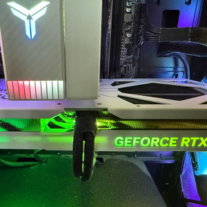 갤럭시 RTX 4070 super 12GB 3팬 화이트 그래픽카드 이미지