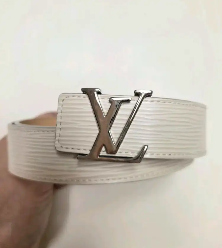 루이비통 에피 가죽 LV 이니셜 벨트 화이트 이미지