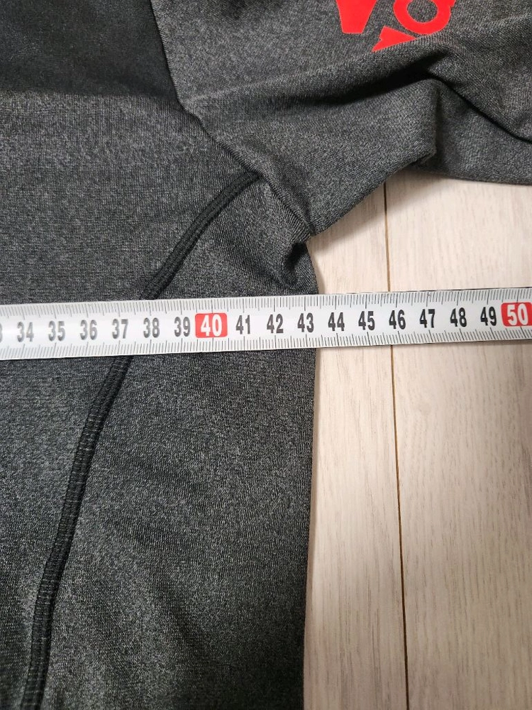 아디다스 남성 래쉬가드 사이즈s어깨 로고 갈라짐 있어요 그 외에는 새거 같은 컨디션이에요^^여러 중고사이트에도 같이 이미지