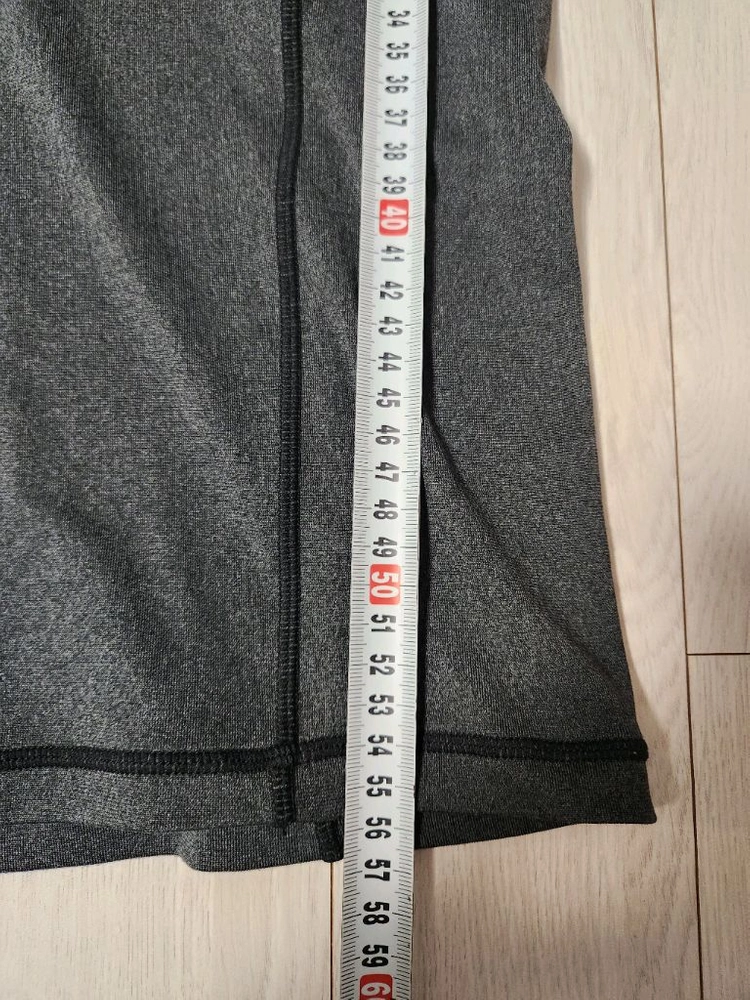 아디다스 남성 래쉬가드 사이즈s어깨 로고 갈라짐 있어요 그 외에는 새거 같은 컨디션이에요^^여러 중고사이트에도 같이 이미지
