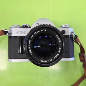 캐논 AE-1 필름카메라 + 50mm 1.4 렌즈 세트 판매합니다 이미지