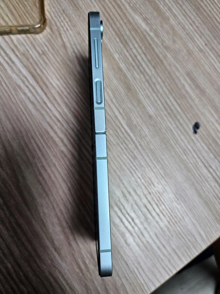 삼성 갤럭시 Z 플립 6 민트색 이미지