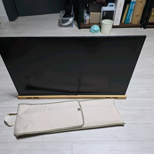 삼성 32인치 스마트 모니터 M7 및 마운드피크 캠핑용 거치대 이미지