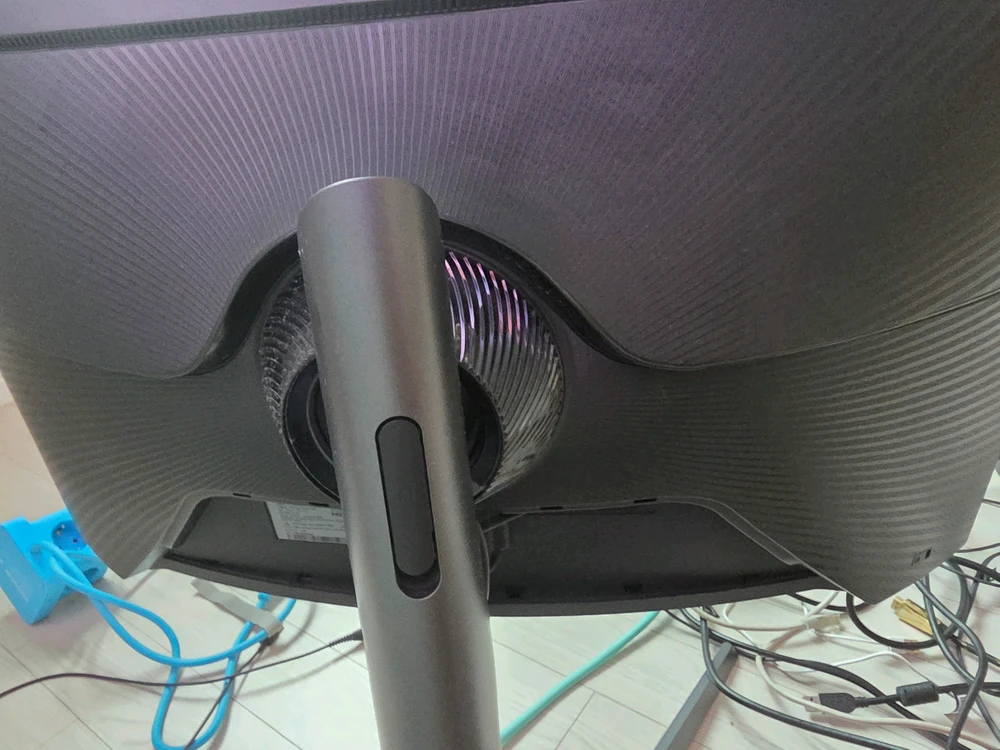 삼성 아트PC 펄스 본체 와 삼성 오디세이 G7 32인치 모니터입니다 이미지