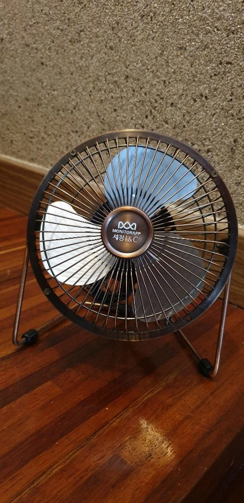 빈티지 메탈 탁상용 선풍기 이미지