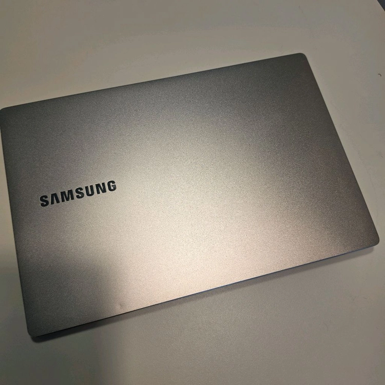 삼성 13.3인치 i5 8세대/램8GB/SSD256GB 배터리95% - 안심되는 중고거래