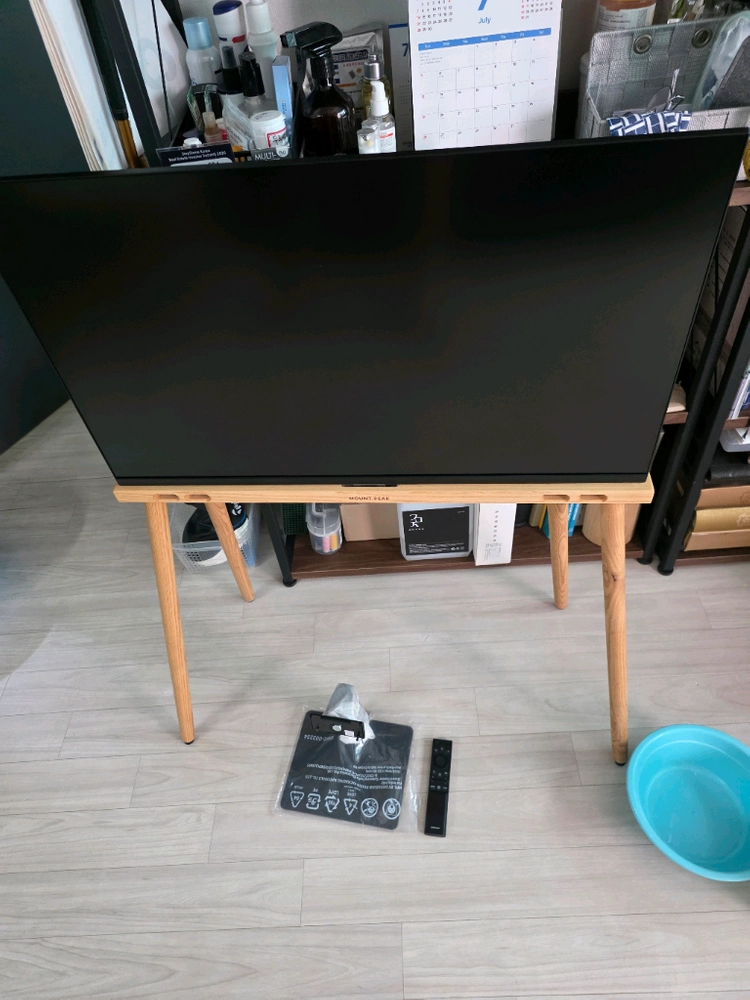삼성 32인치 스마트 모니터 M7 및 마운드피크 캠핑용 거치대 이미지