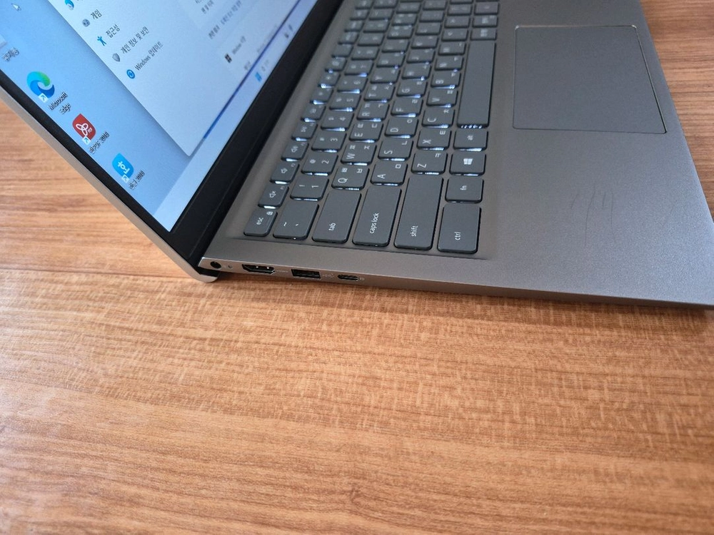 Dell Inspiron 노트북 (Ryzen 7, 8GB RAM) 이미지