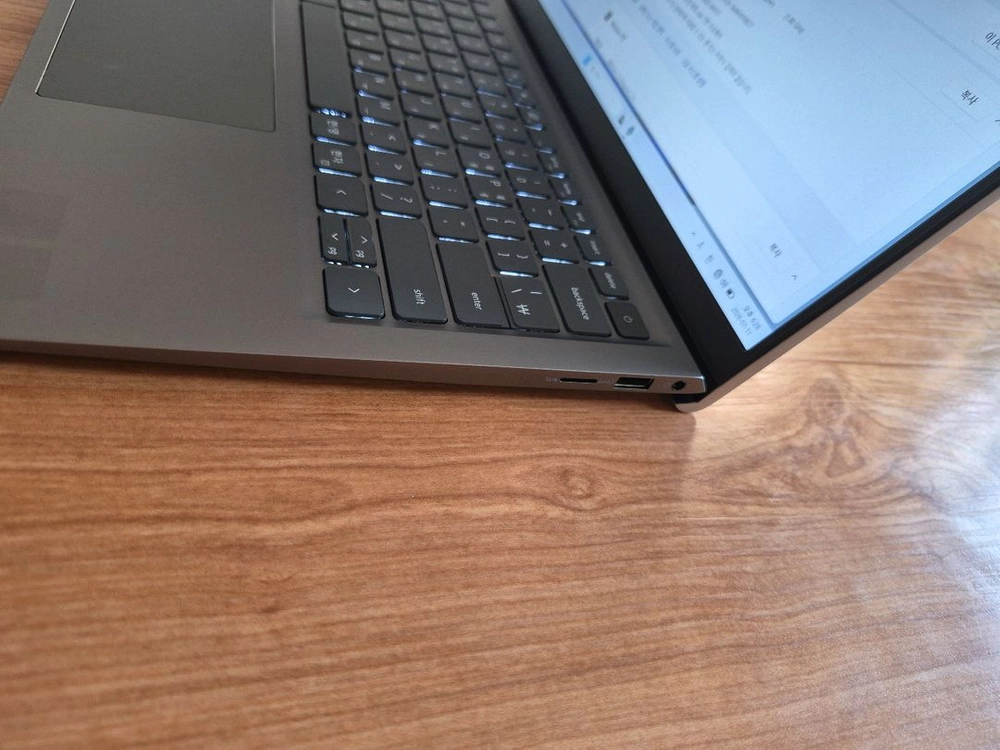 Dell Inspiron 노트북 (Ryzen 7, 8GB RAM) 이미지