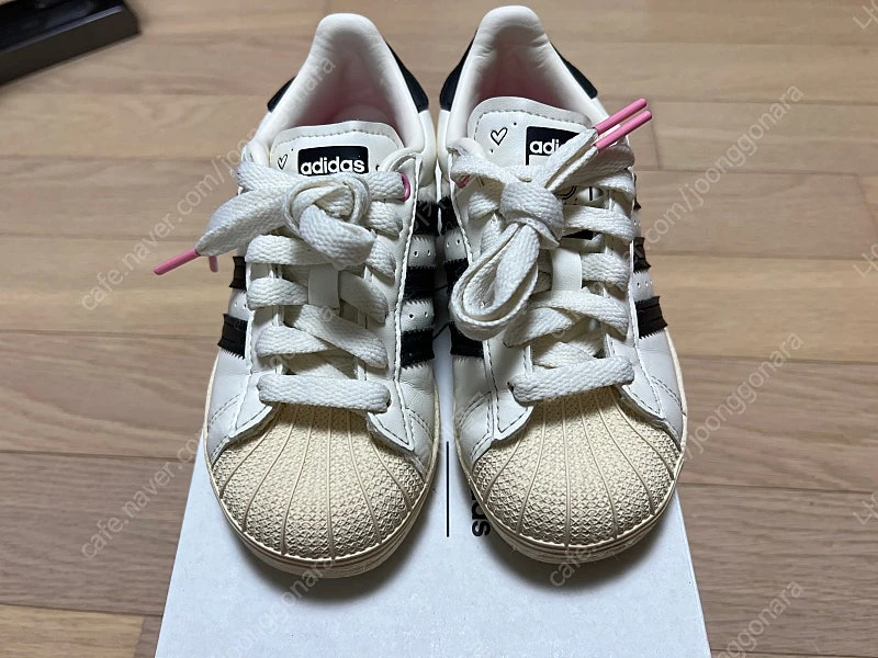 아디다스 키즈 슈퍼스타 x 앙드레 사라이바 크림 화이트 코어 블랙 GZ1754 이미지