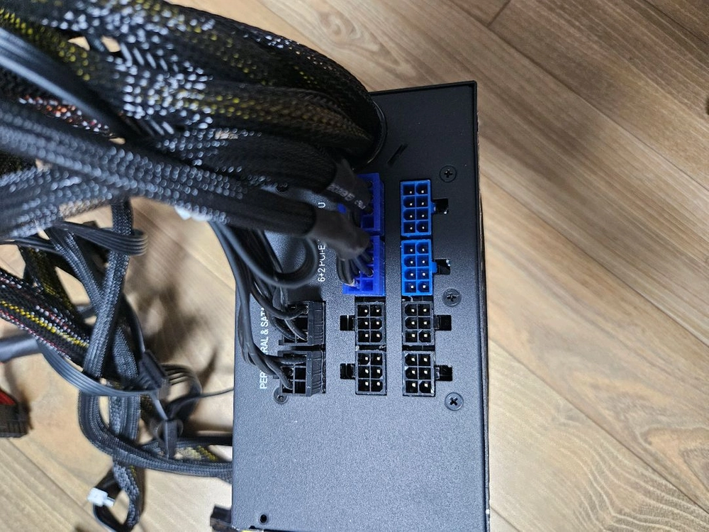 커세어 1050W 파워서플라이 이미지