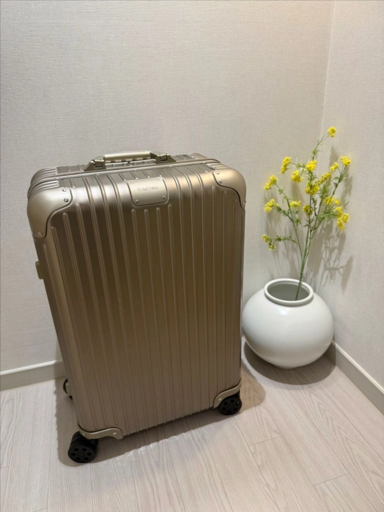 리모와 오리지널 체크인M 티타늄골드 색상 이미지