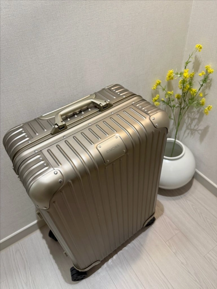 리모와 오리지널 체크인M 티타늄골드 색상 이미지