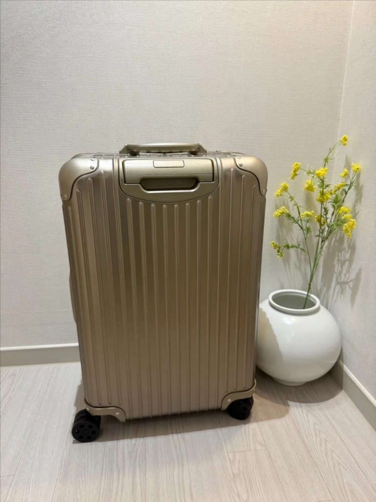 리모와 오리지널 체크인M 티타늄골드 색상 이미지