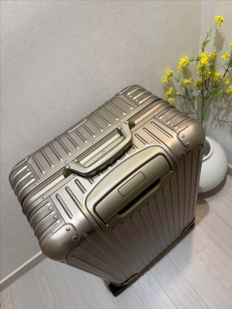 리모와 오리지널 체크인M 티타늄골드 색상 이미지