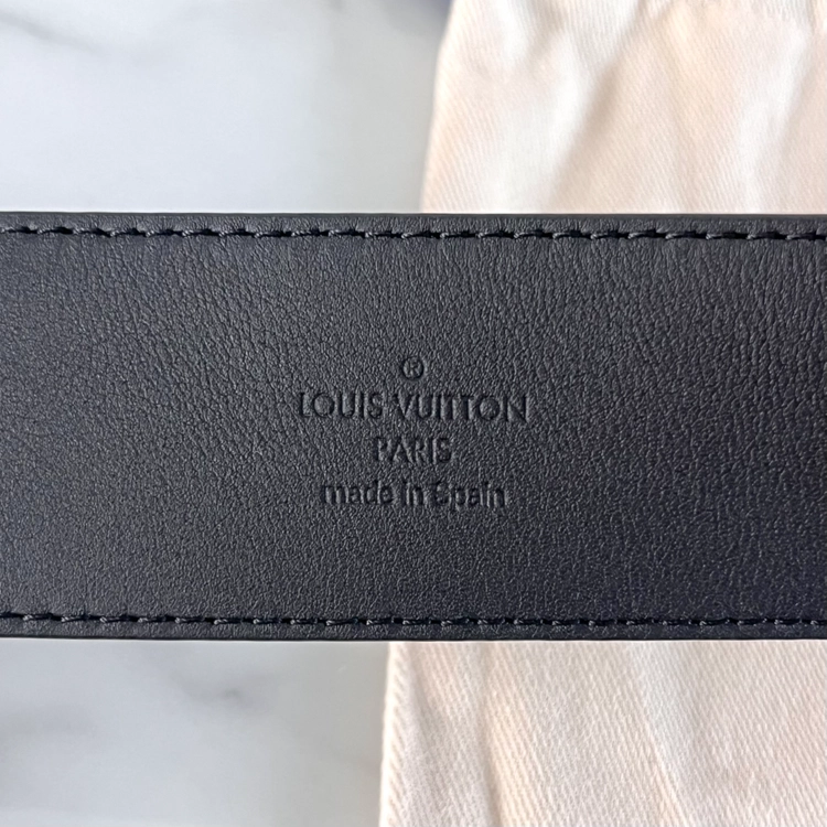 [새상품] 루이비통 벨트 LV 이니셜 40mm 매트 블랙 M0449 이미지