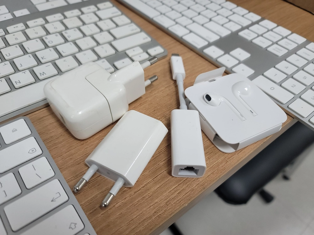 매직 키보드, 매직 마우스, USB 이더넷, 벨긴 c타입 허브 F4U092 젠더 썬더볼트 케이블 등 여러가지 이미지